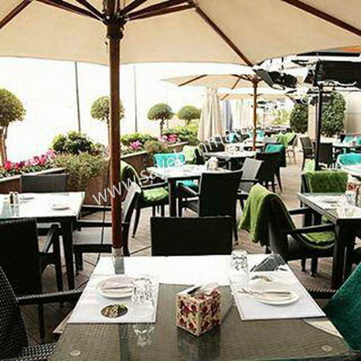 نصب سایبان چتری در رستوران آقای فتحی